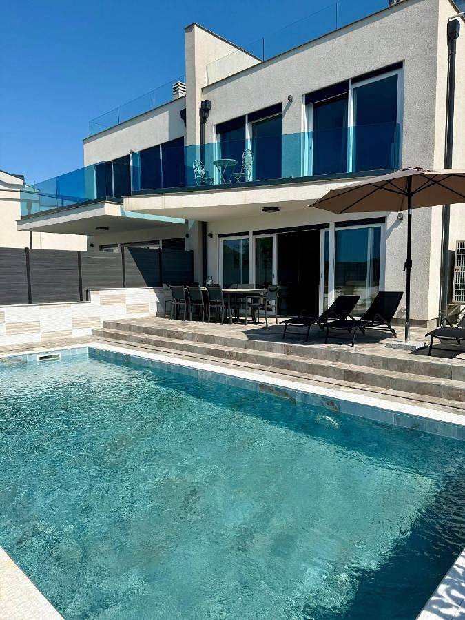 Ferienhaus mit Meerblick für 10 Personen, mit Garten und Pool sowie Terrasse und Ausblick, mit Haustier in Poreč