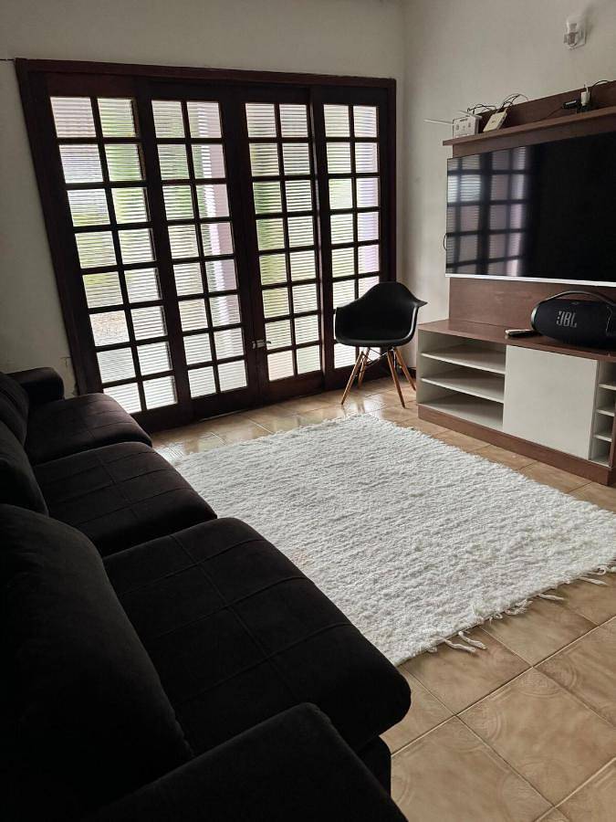 Casas e apartamentos de temporada para 8 pessoas, com piscina e balcão em Guapimirim