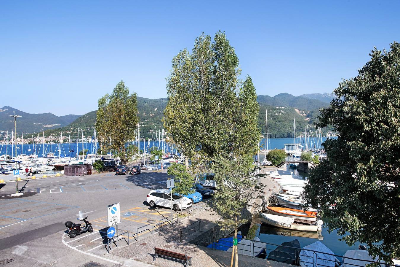 Appartement entier, Appartement 'Gran Fausto Trilo' avec vue sur le lac, Wi-Fi et climatisation in San Felice del Benaco, Montagnes autour du lac de Garde