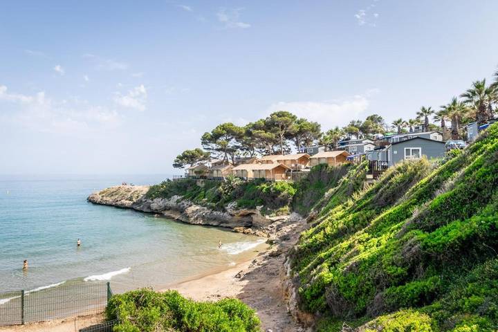 Camping para 2 personas, con piscina además de piscina para niños y jardín en Costa Dorada