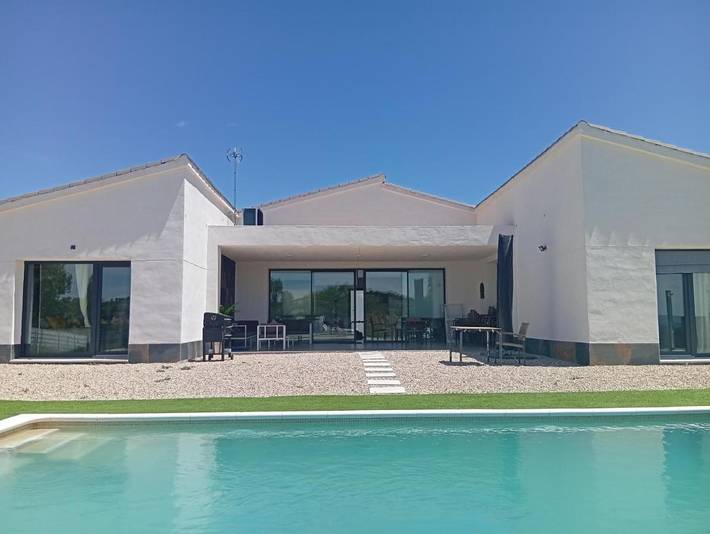 Casa rural para 12 personas, con terraza y jardín además de piscina y vistas, Se admiten mascotas en Alcocer