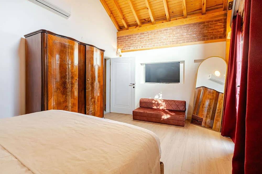 Villa with Private Garden, Bbq, Sauna and Turkish Bath in Balat in Fatih, Istanbul