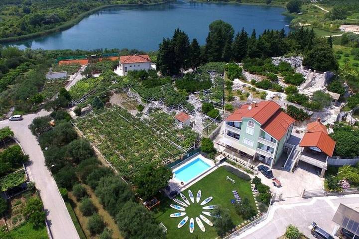 Ferienwohnung für 5 Personen, mit Balkon und Garten sowie Pool in Peračko Blato