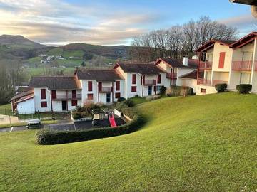 Gîte pour 4 personnes, avec jardin ainsi que piscine et vue, animaux acceptés à Souraïde