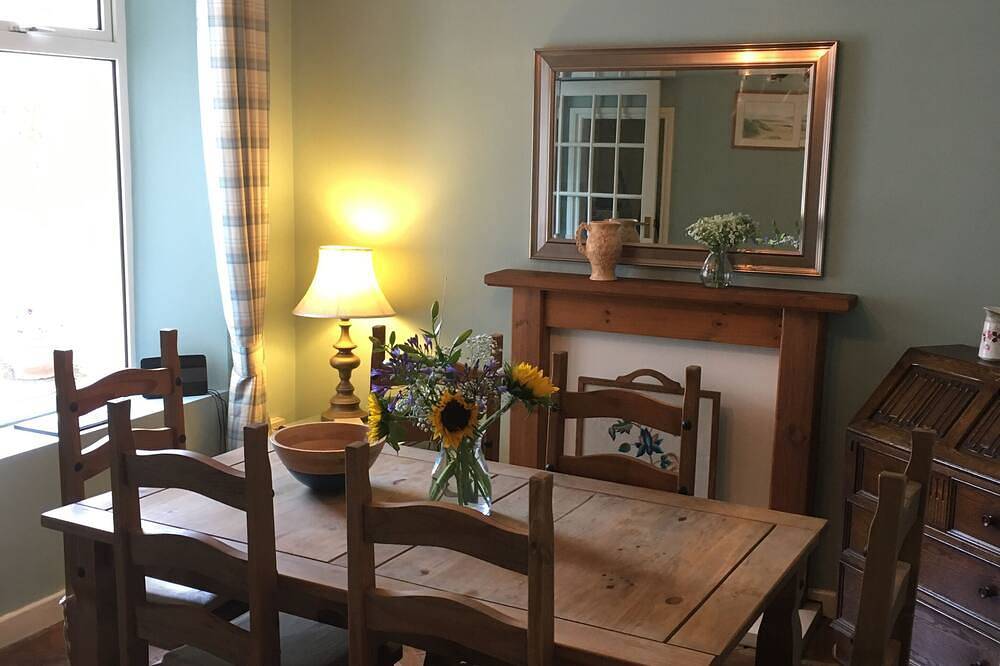 Welcoming family holiday home close to sea, beach,  activities and country park in Burry Port, Carmarthenshire