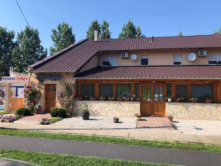 Ferienwohnung für 3 Personen, mit Terrasse und Ausblick sowie Seeblick in Balatonbereny