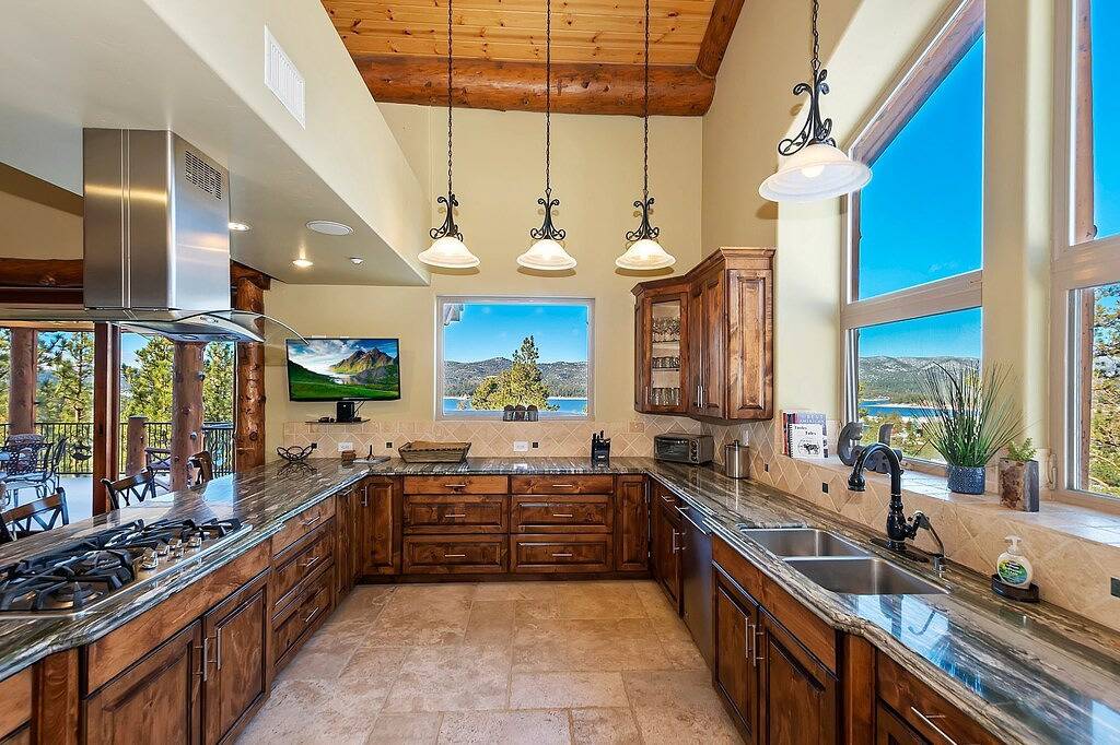 Mountain Masterpiece: High-End-Custom-Luxus-Anwesen mit Panoramablick auf den See, Spielzimmer, Spa und mehr! in Snow Summit, Big Bear Lake