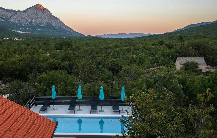 Geräumige 2-Zimmer-Wohnung mit Pool, Terrasse und WLAN in Rašćane, Makarska Riviera