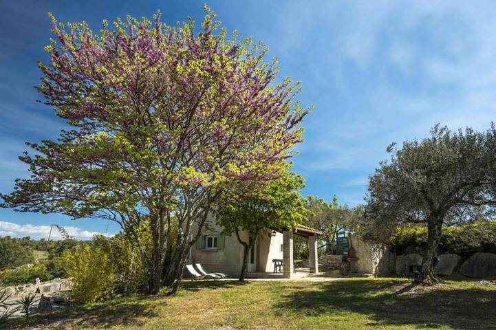 Village vacances pour 4 personnes, avec piscine ainsi que terrasse et jardin en Ardèche