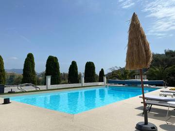 Gîte pour 6 personnes, avec piscine ainsi que jardin et vue à Châteauneuf-Villevieille