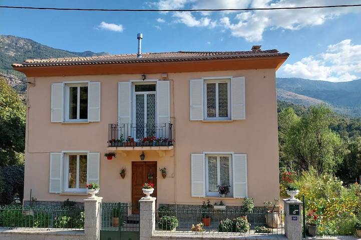 Gîte pour 5 personnes, avec balcon ainsi que jardin et jacuzzi à Calacuccia
