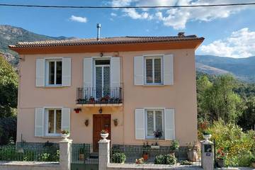 Gîte pour 5 personnes, avec jardin ainsi que balcon et jacuzzi à Calacuccia