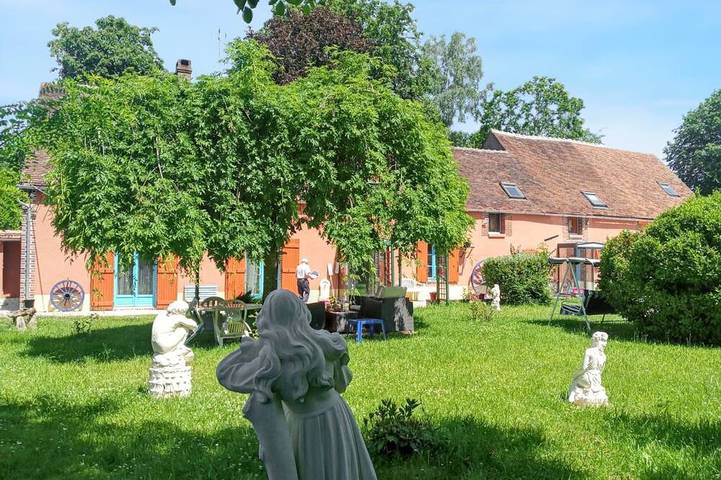 Location de vacances pour 8 personnes, avec jardin à Dicy