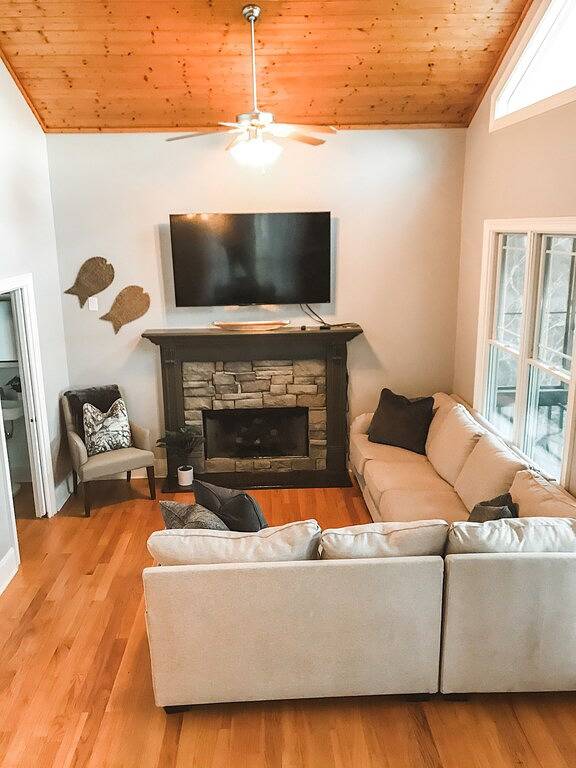 Waterfront house, Minutes to Auburn, Boat slip. in Lake Martin