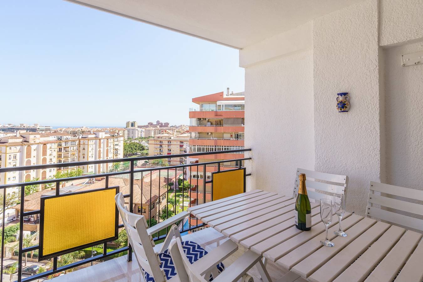 Apartamento entero, Apartamento 'Acapulco 6' cerca de la playa con piscina compartida y Wi-Fi in Los Boliches, Fuengirola