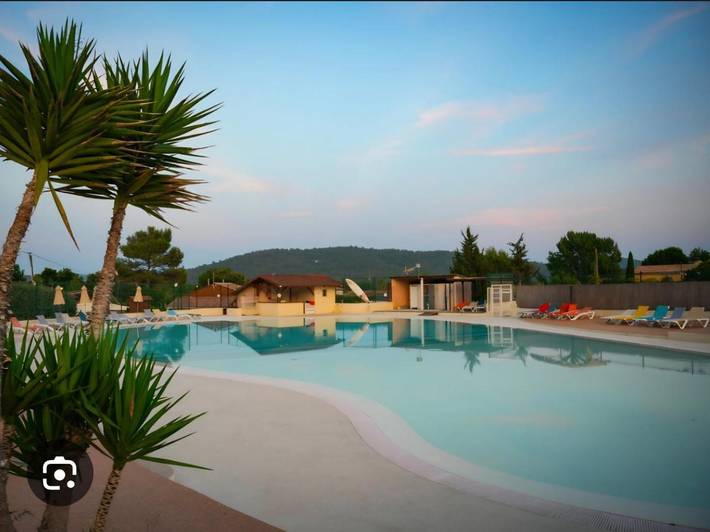 Location de vacances pour 4 personnes, avec terrasse et piscine, animaux acceptés à La Crau - 2