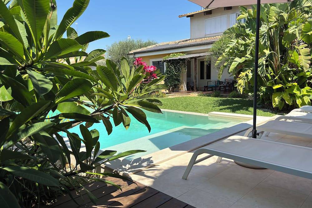 Villa Lucia with infinity pool and garden in an oasis of peace (Wi-Fi) in Fontane Bianche, Cassibile