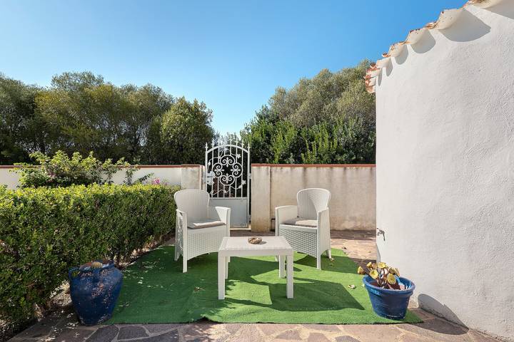 Entire apartment, Apartment 'Zio Tonino' with Private Terrace, Wi-Fi and Air Conditioning in Pittulongu, Olbia