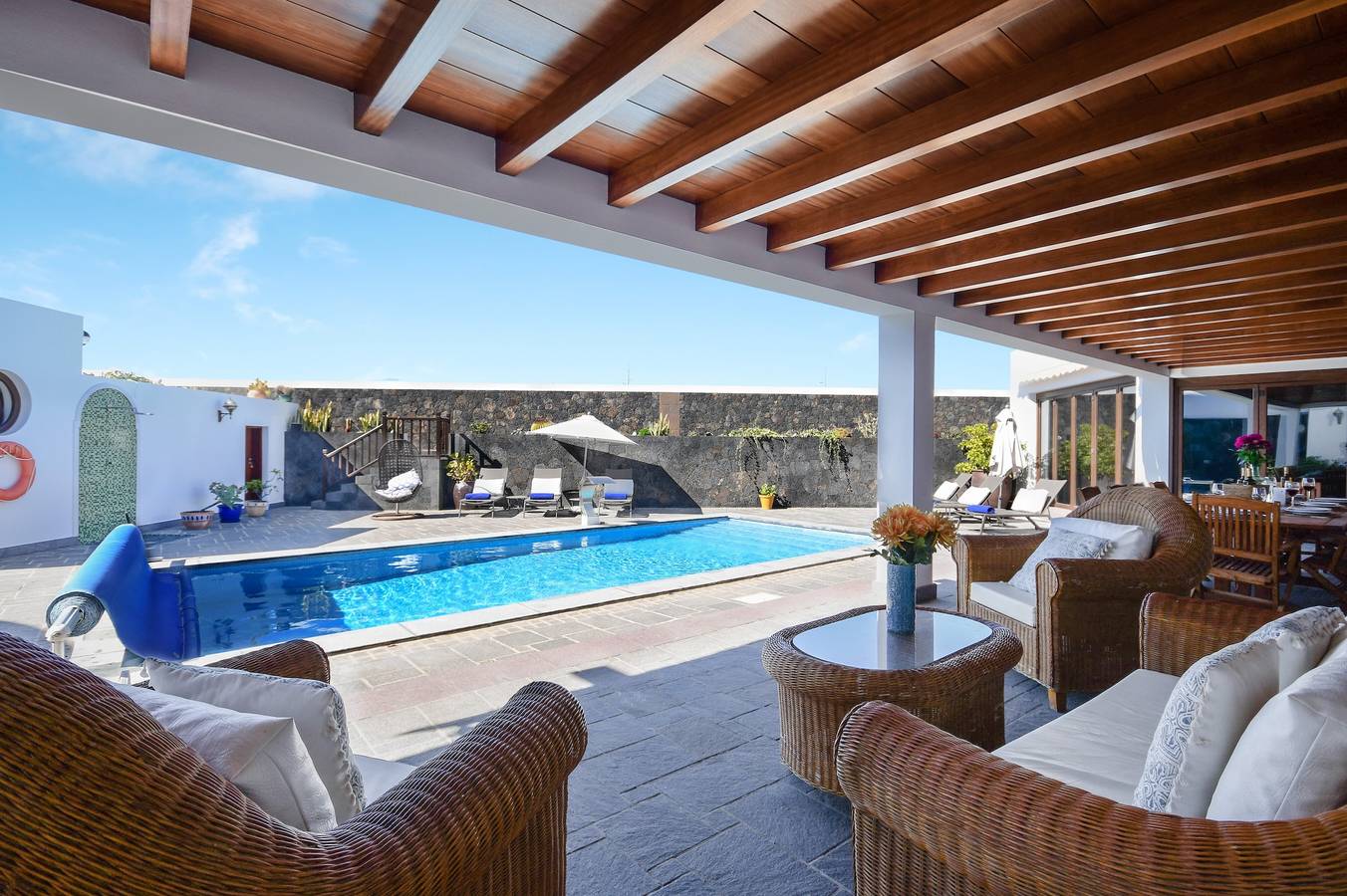 Villa "Finca Daniela" con vistas al mar, Wi-Fi, piscina, jardín y terraza in Playa Famara, Teguise