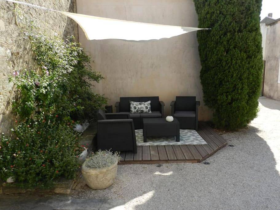 Ganze Wohnung, Le Maset des Aires avec vue sur le Luberon et son jacuzzi extérieur disponible de juin à mi-septembre in Maubec, Regionaler Naturpark Luberon