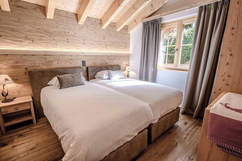 Modern Chalet Jacuzzi and Sauna in St. Moritz 3 Bad, St. Moritz