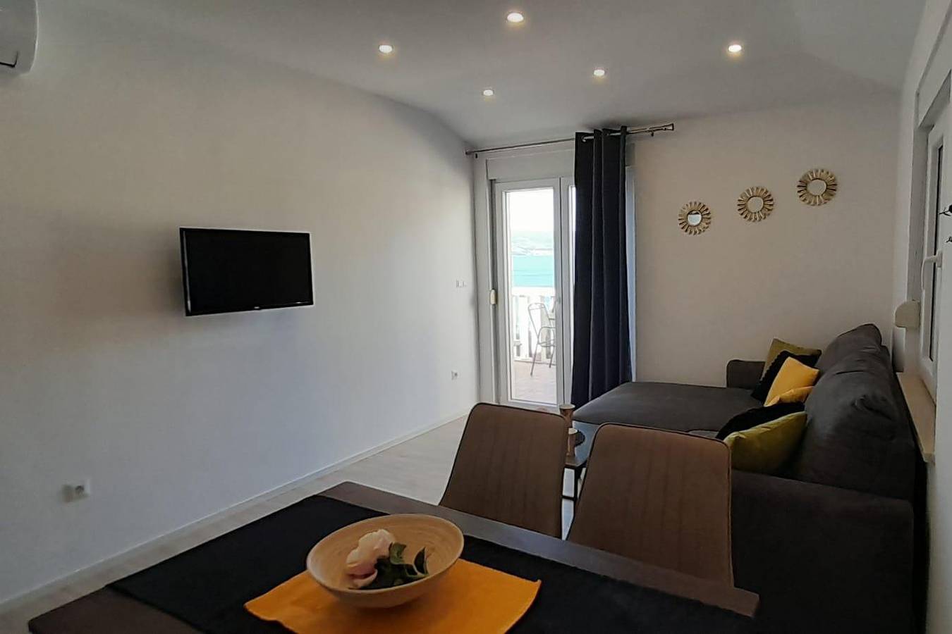 Ganze Wohnung, 1-Zimmer-Ferienwohnung mit Balkon und Meerblick Duce (Omis) A-23509-b in Dugi Rat, Omis-Riviera