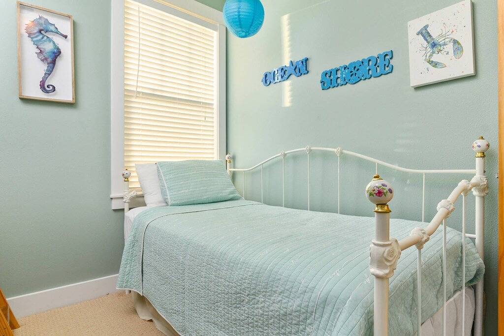 Incredible Olivia Beach Escape, Sunken Hot Tub, Deck, Bbq, Next to Park, Short Walk to Beach in Nelscott, Lincoln City