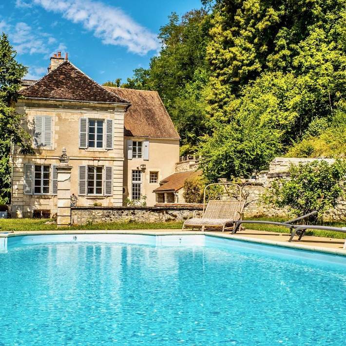 Location de vacances pour 12 personnes, avec Terrasse ainsi que Jardin et Piscine à Mailly-le-Château
