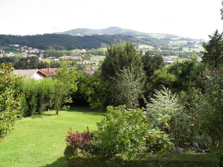 Location de vacances pour 3 personnes, avec jardin ainsi que vue et terrasse à Hasparren - 3