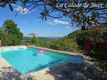 Location de vacances pour 7 personnes, avec piscine ainsi que jardin et vue, adapté aux familles à Chassiers