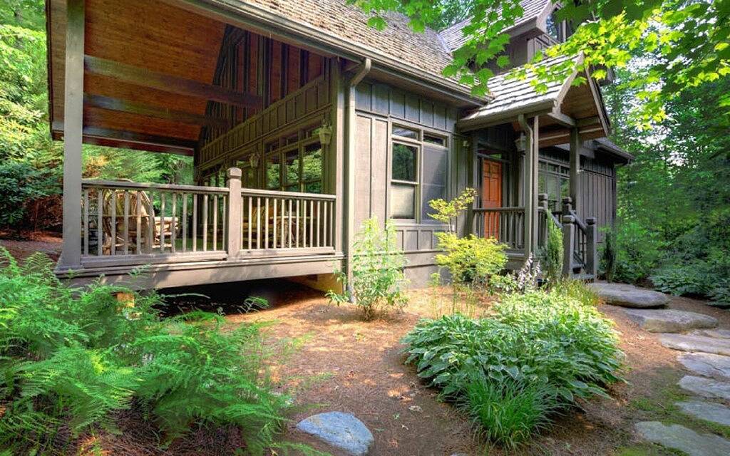 Bewaldete Abgeschiedenheit, schneller Zugang zu hochgepriesenem Wandern und der Club. in Lake Toxaway