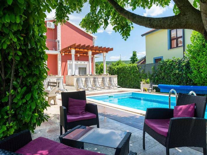 Ferienhaus für 16 Personen, mit Terrasse und Garten sowie Pool in Trilj