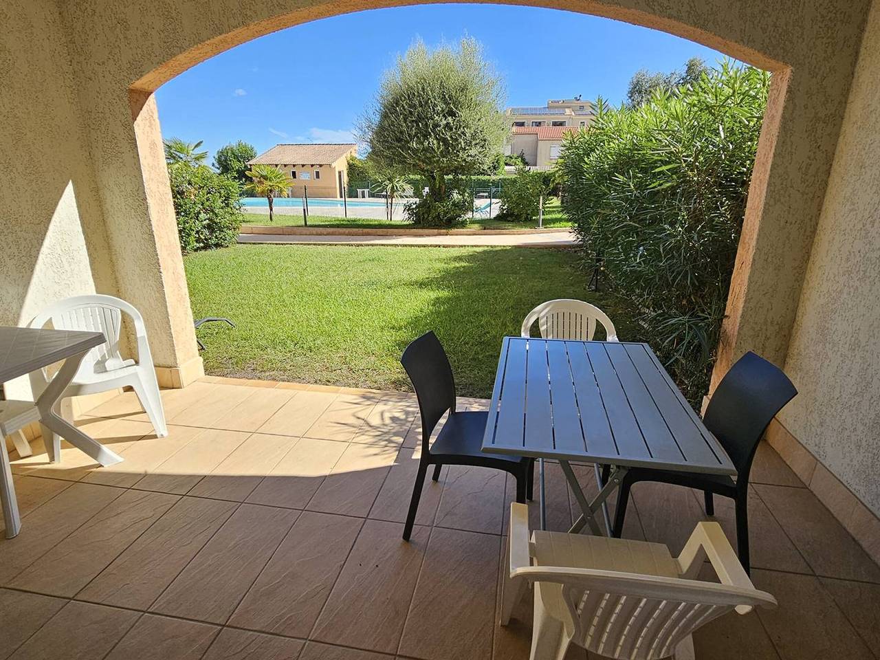 Apartamento entero, Estudio en Solenzara con piscina, jardín, cerca de playa y puerto in Sari-Solenzara, Distrito de Sartène