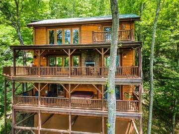 Vacation Rental for 14 Guests in Seven Devils, Blue Ridge Mountains, Picture 1