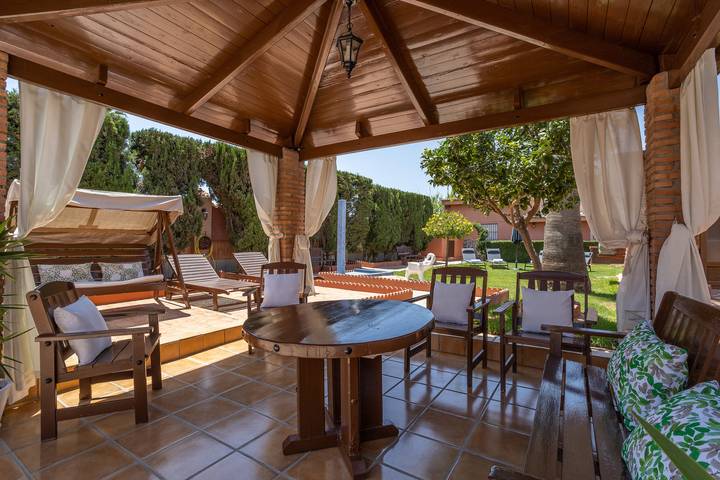 Chalet para 9 personas, con jardín además de piscina para niños y jacuzzi, Se admiten mascotas en Costa Tropical - 3