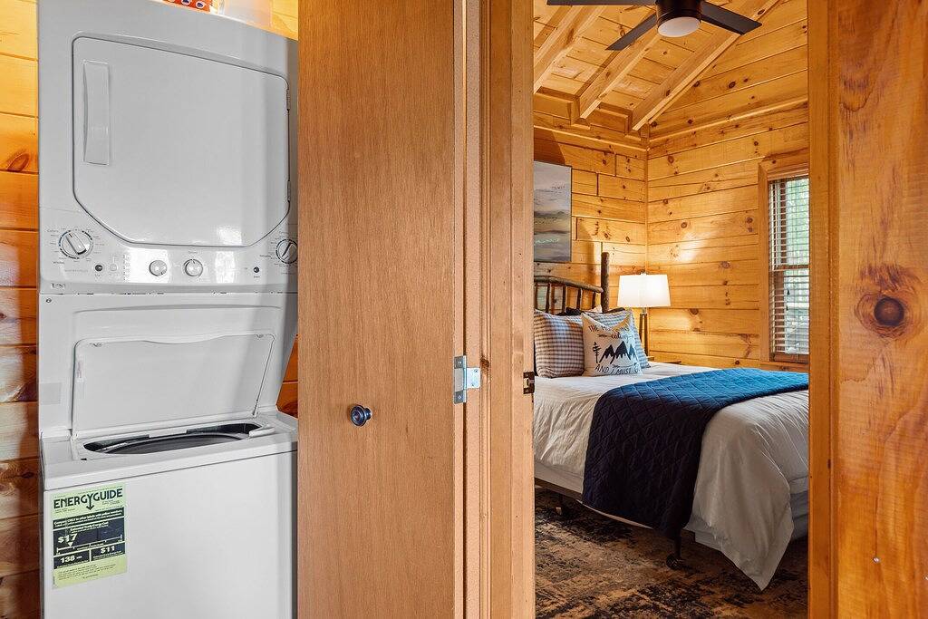 Ridgecrest Cabin: Stunning Views, Hot Tub, Firepit, Screened Porch in Cherry Log, Chattahoochee National Forest