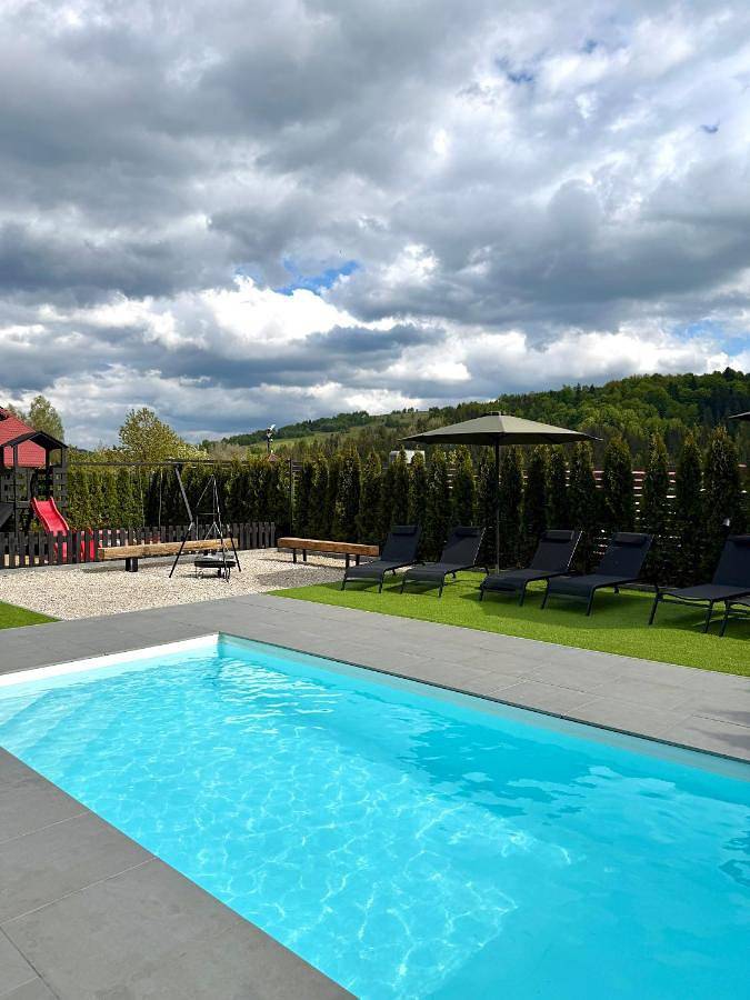Dom dla 10 osób, z ogród i sauna oraz jacuzzi i basen w Istebna