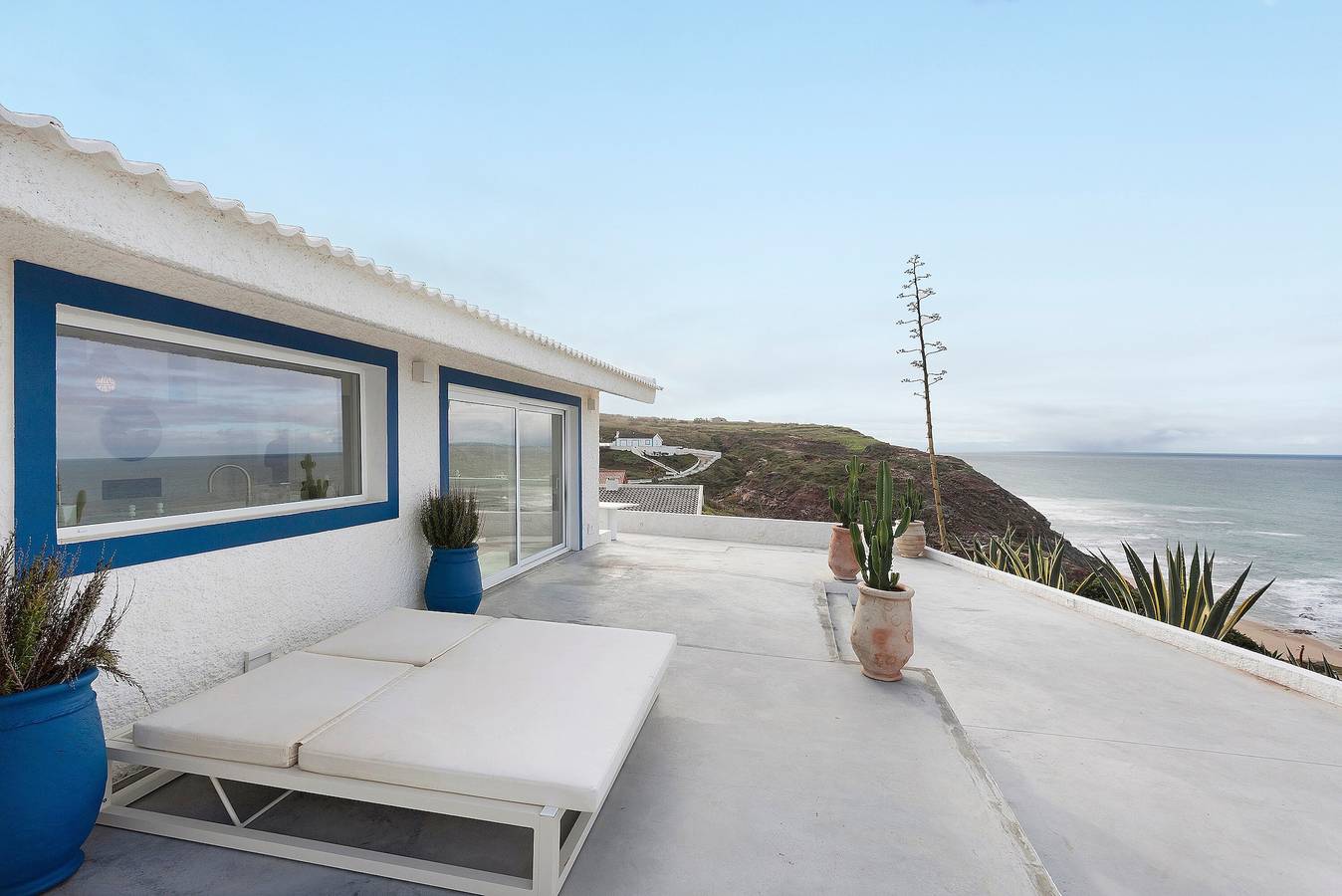 Holiday Home 'Da Praia Valmitão' with Sea View, Private Pool and Wi-Fi in Ribamar, Lisbon District