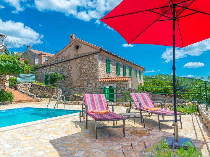 Ferienhaus für 8 Personen, mit Pool und Terrasse sowie Garten, mit Haustier in Crikvenica