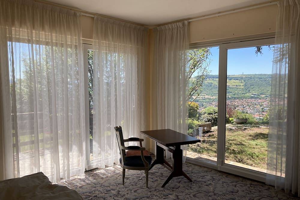 Maison atypique avec vue panoramique et piscine. in Châteaugay, Parc naturel régional des Volcans d'Auvergne