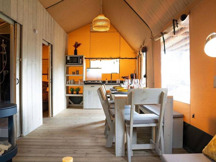 Camping für 8 Personen, mit Terrasse und Pool sowie Seeblick in Gelderland