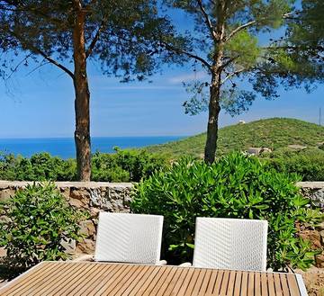Gîte pour 4 personnes, avec terrasse ainsi que piscine et jardin à Corbara