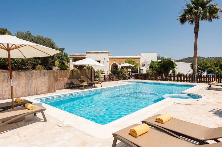 Gîte pour 7 personnes, avec Jacuzzi ainsi que Terrasse et Jardin dans Portinatx