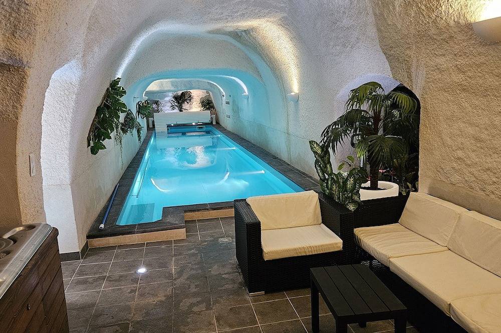 Maison de charme , semi troglodytique avec spa et  piscine intérieure in Noizay, Région de Tours