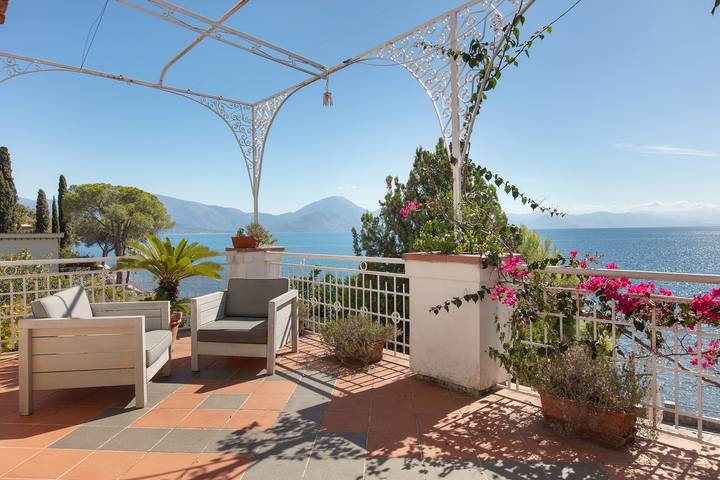 Appartement entier, Villa la « Scogliera dei Gabbiani » avec vue mer, piscine partagée et Wi-Fi in Scario, San Giovanni a Piro