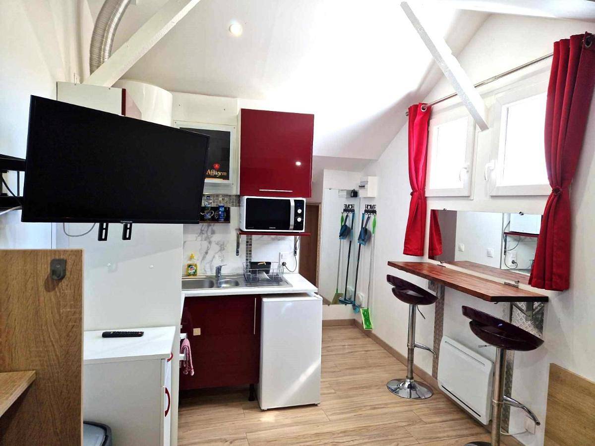 Appartement entier, 08 - Joli studio avec clim et tout équipé pour 2 personnes, lit double, parking privatif gratuit, grand fourgon possible, tout le linge de maison est fourni in Razac-sur-l'Isle, Périgord Blanc