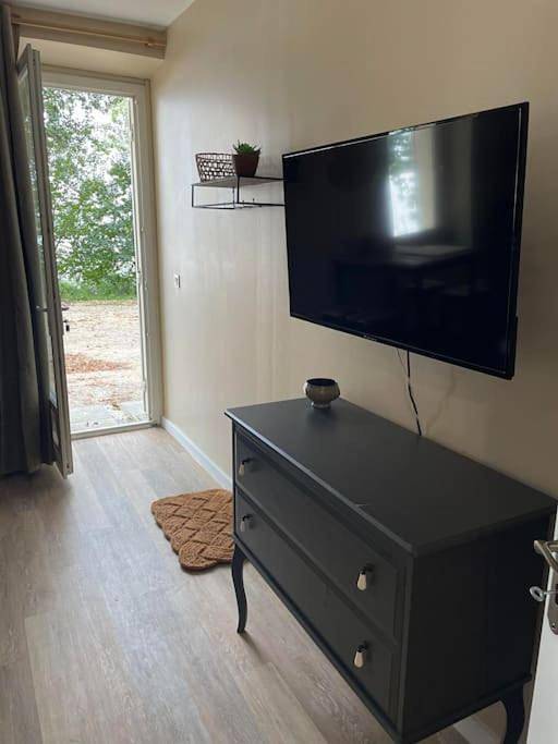 Appartement entier, One-Bedroom Apartment in Saint-Seurin-de-Bourg, Région de Blaye