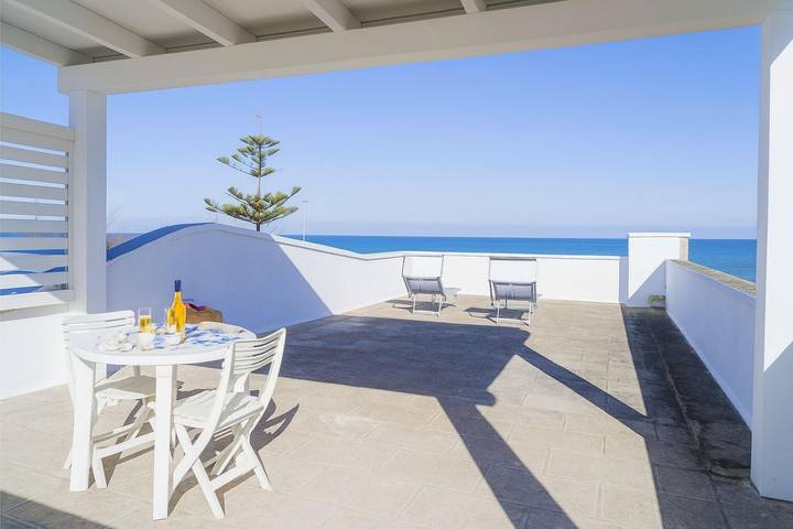 Casa vacanza per 5 persone, con vista oceano e terrazza a Torre Specchia Ruggeri