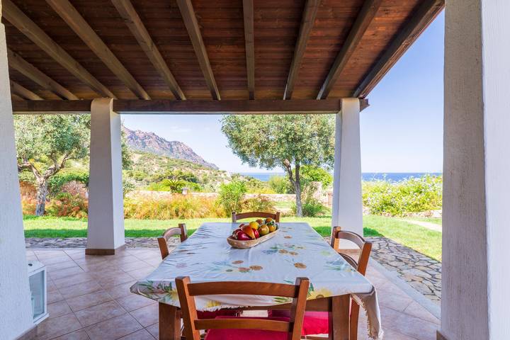 Villa 'Azzurra' avec vue sur mer, Wi-Fi et climatisation in Abba Urci, Tertenia