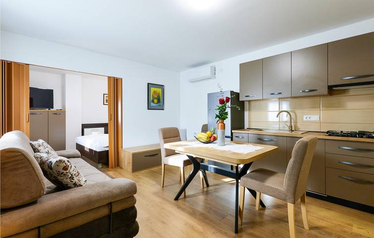 Reizende 2-Zimmer-Wohnung mit Pool, Terrasse und Parkplatz in Ivanska, Bjelovar-Bilogora